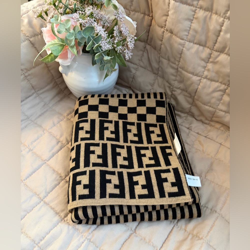 🩷Stunning Fendi Zucca Scarf.❤️Authentic and 99% new.